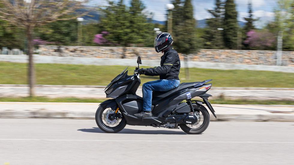 Το Jet X 125 στηρίζεται σε πλαίσιο υψηλής ακαμψίας και σύστημα ανάρτησης με τηλεσκοπικό πιρούνι εμπρός (διαδρομή 100 χλστ.) και διπλά ρυθμιζόμενα αμορτισέρ πίσω, προσφέροντας σταθερή και άνετη συμπερι